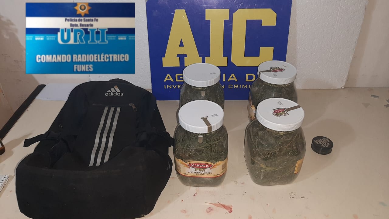 Demasiado para consumo personal: detenido con cuatro frascos llenos de marihuana en su mochila